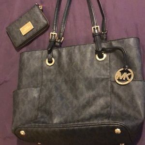 SALE! 🤩Michael Kors Purse & free wallet